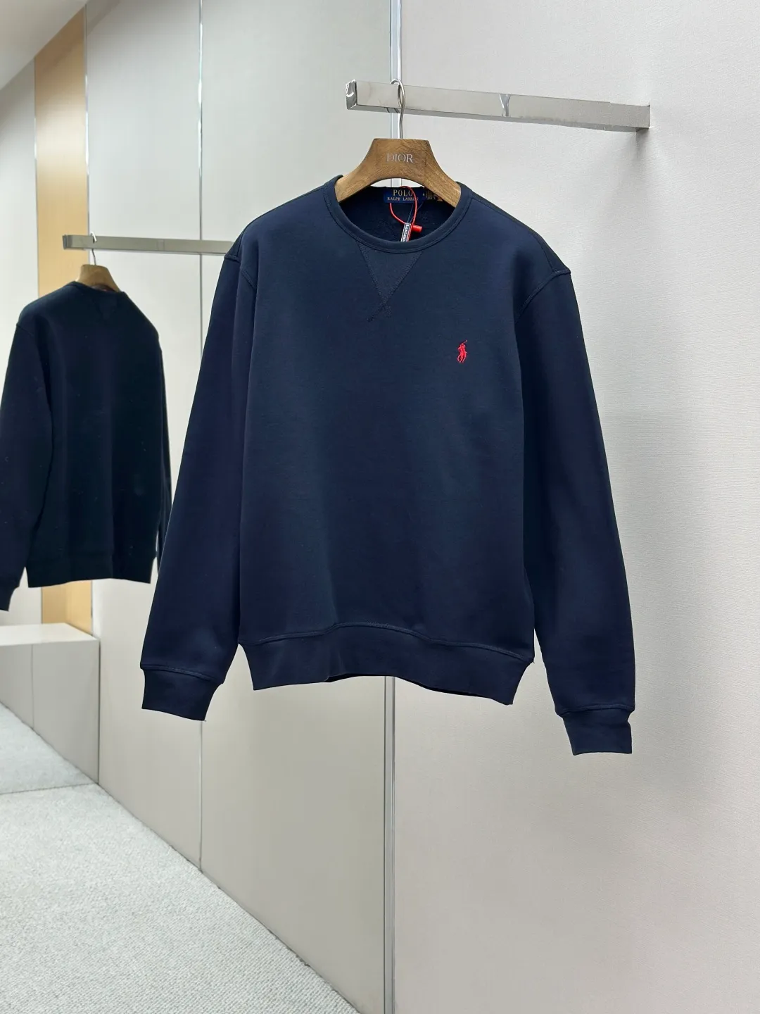 P290 [Same-origin fabric, exclusive new style, first choice for old money] Ralph Laure Ralph Lauren embroidered long-sleeved sweatshirt is made of cotton blended fabric, which is soft and tough to the touch. It has been finely spun and pre-shrunk, making it comfortable to the touch and not easy to deform. You don’t have to worry about shrinkage or pilling for daily wear and washing, and the texture is stable and online! The pony embroidery on the chest, despite the small size, has fine stitches and every stitch is perfectly stitched. The embroidery thread is pure in color and high in fastness. It is simple and high-end, highlighting the brand's iconic exquisite craftsmanship! The neckline is a classic round neck design, with an exquisite small V-shaped splicing design at the bottom. The workmanship is particularly neat, and the stitching in the circle is straight and even, without any distortion. It will not become loose and deformed after being worn for a long time. It fits the neck without being tight, and it is full of comfort! Scan the QR code on the label to enter the official website directly! It’s like adding an “identity pass” to clothes, and the quality is directly visualized ‼ ️ Size: S-XL